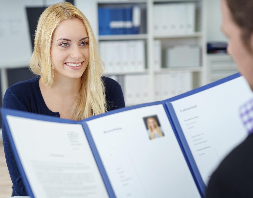 junge frau im bewerbungsgespräch