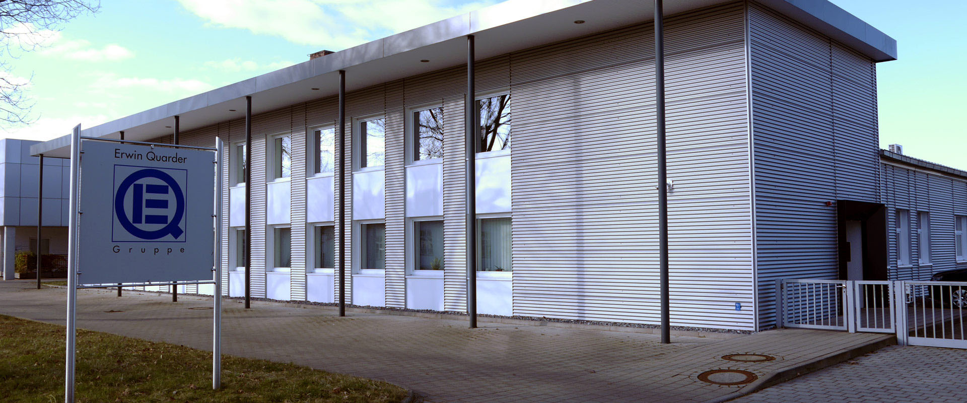 Ein modernes Gebäude mit metallverkleideten Wänden und Fensternähe.