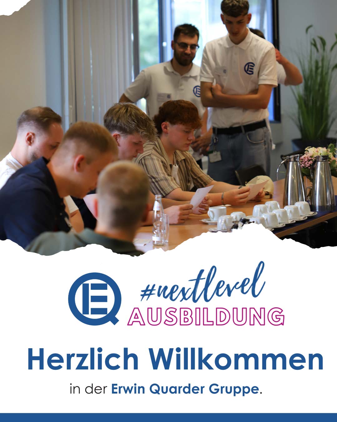 Mehrere junge Männer mit konzentriertem Gesichtsausdruck sitzen an einem Tisch in hellem Raum