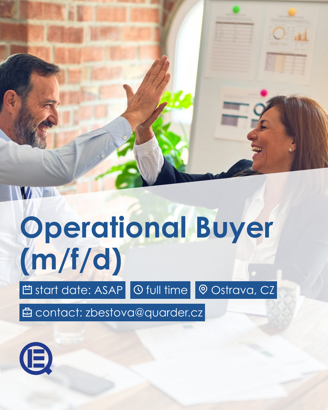 Zwei geschäftlich gekleidete Personen lachen und geben sich ein High-Five in hellem Büro